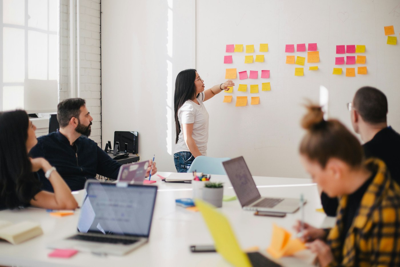Equipo de trabajo planificando un proyecto en una sala de reuniones