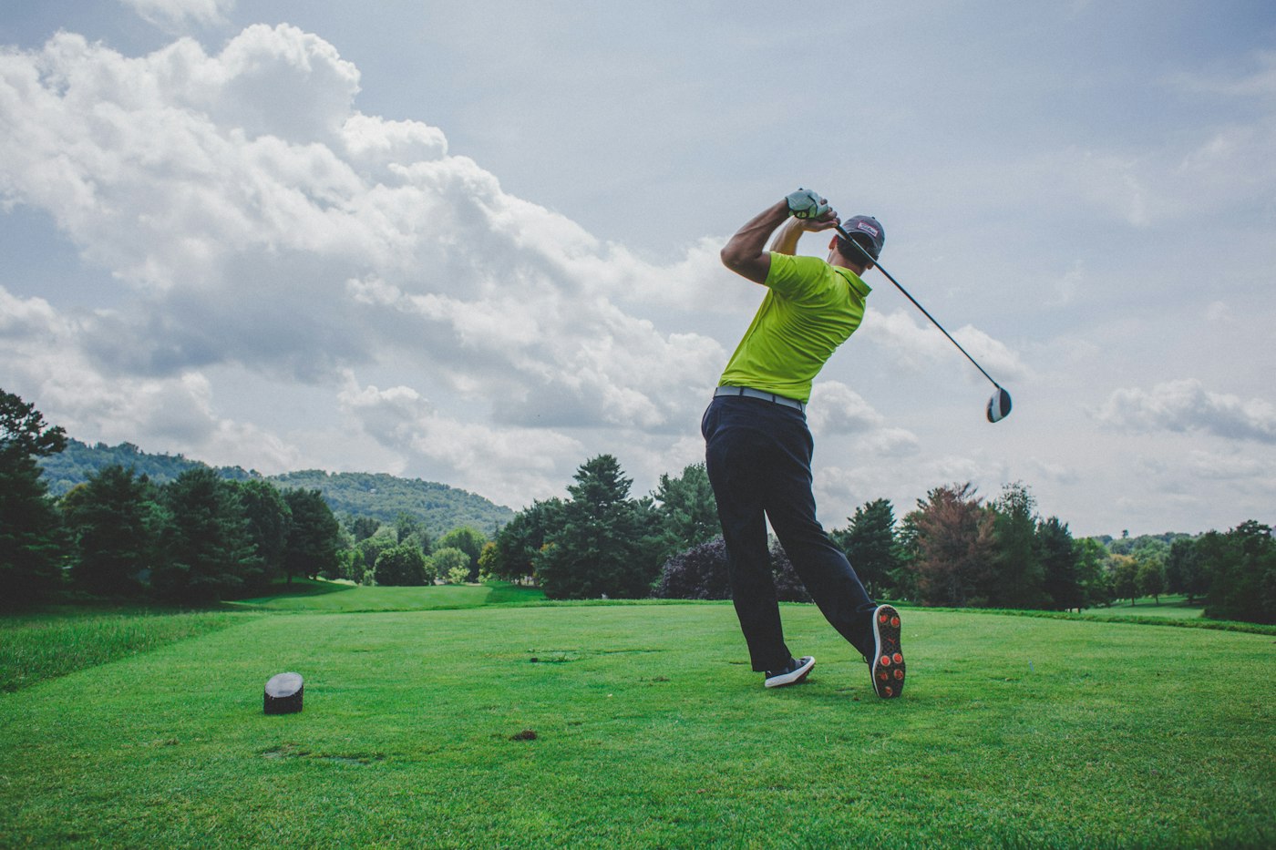 Golfista ejecutando un swing en el tee de salida